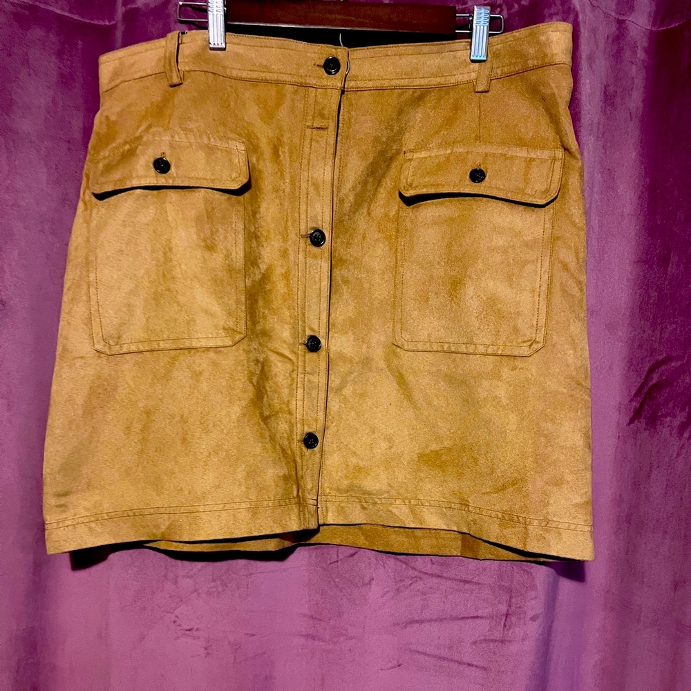 Brand New Banana Republic Camel Colored Skirt
Size 18 Tall